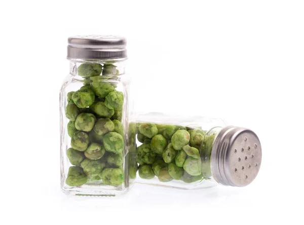 白い背景に隔離された緑豆のスナックのボトル — ストック写真