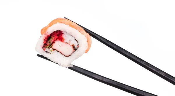 白を基調とした箸で新鮮なお寿司の鮭を握る — ストック写真