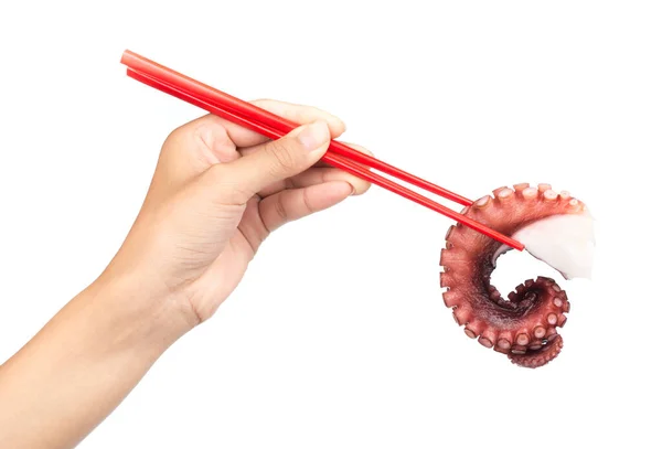 手持筷子 吃孤立在白色背景下的章鱼触角 — 图库照片