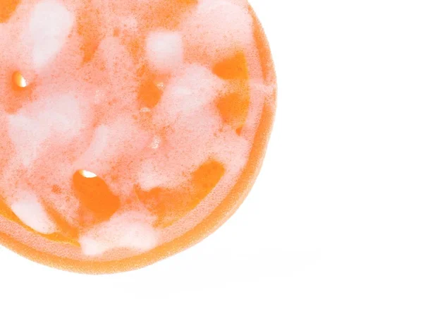 Éponge Orange Mouillée Avec Mousse Isolée Sur Fond Blanc — Photo