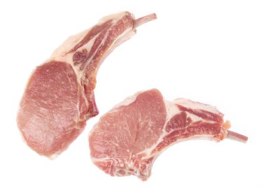 beyaz zemin üzerinde izole pişmemiş domuz pirzolası