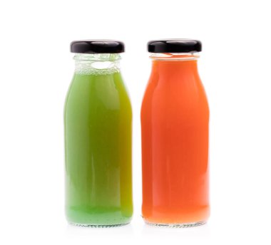 Beyaz arka planda izole edilmiş taze meyve suyu şişesi.