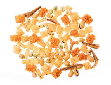 Beyaz arka planda pirinç kraker, fındık ve kurutulmuş balık karışımı.