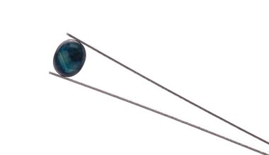 Siyah elmas akik beyaz arkaplanda izole