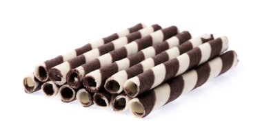 Beyaz arka planda izole edilmiş çikolata dolu çizgili gofret ruloları.