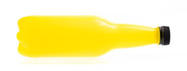 Beyaz arka planda izole edilmiş plastik bir şişe alkolsüz içecek.