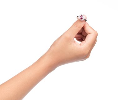 Beyaz arka plan üzerinde izole parmağına yüzüğü göster