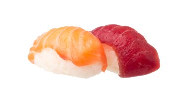 izole üzerinde beyaz arka plan geleneksel taze Japon suşi rulo