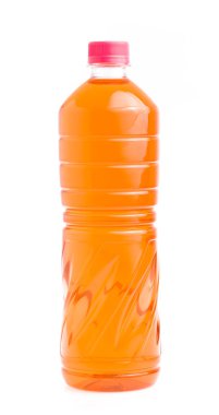 Beyaz arka planda izole edilmiş şişedeki turuncu renkli içecekler.