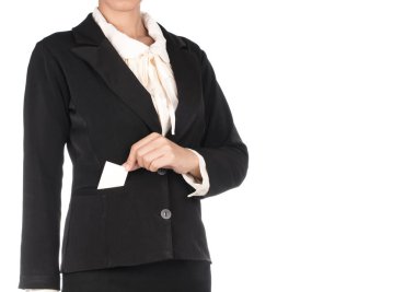 İş kadını beyaz arka planda izole edilmiş bir kartvizit gösteriyor