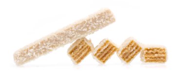 Beyaz arka planda izole edilmiş hindistan cevizli beyaz çikolata.