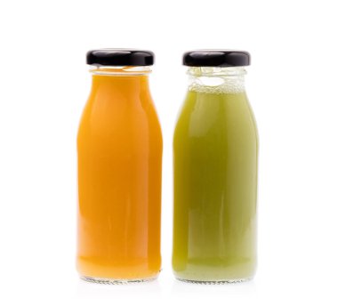 Beyaz arka planda izole edilmiş taze meyve suyu şişesi.