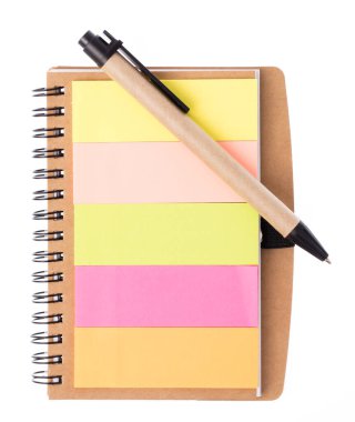 beyaz arkaplanda izole edilmiş kalem ile dizüstü bilgisayarlar