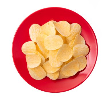 Beyaz arkaplanda izole edilmiş tabakta patates cipsi