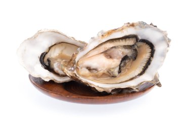 Taze istiridyenin yarısı beyaz arka planda izole edilmiş bir ahşap tabakta.