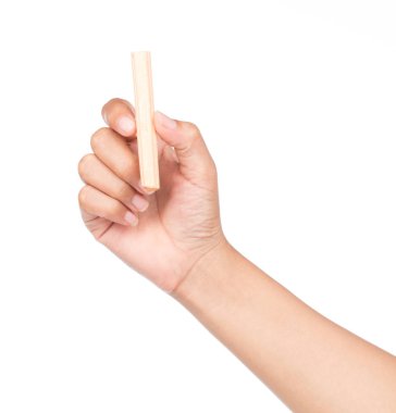 El ele tutuşma çubuğu gevrek fındık şekeri beyaz arka planda izole