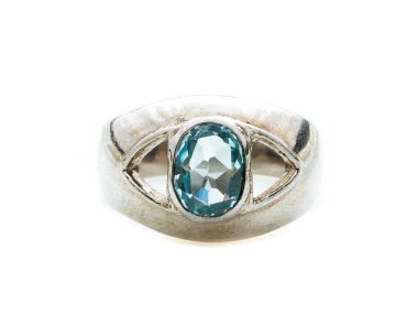 Beyaz arkaplanda safir yüzük