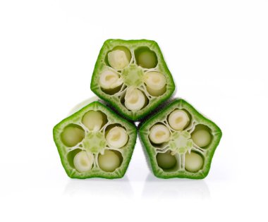 Genç bamyanın kesimi beyaz arkaplanda izole edildi