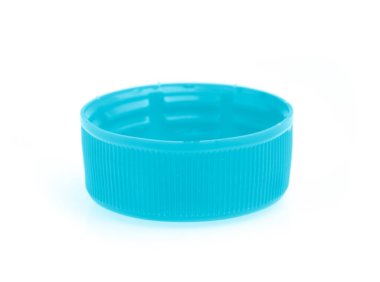 Plastik şişe kapakları beyaz arka planda izole edilmiş