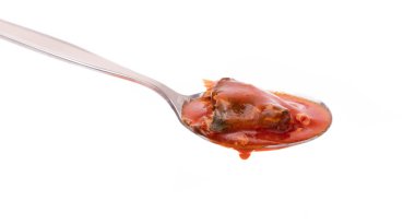 Beyaz arka planda izole edilmiş kaşıkta soslu balık.