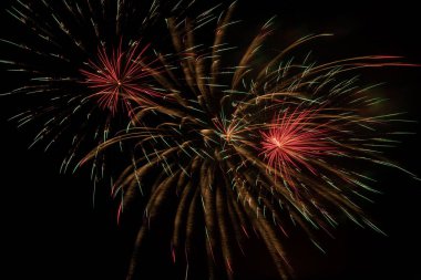 Geceleri patlayan havai fişeklerin güzelliği. Bir kutlamayı temsil ediyor.