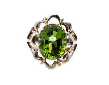 Beyaz arkaplanda yeşil zümrüt yüzük