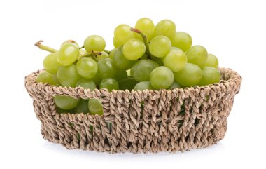 Beyaz arkaplanda yalıtılmış üzüm sepeti