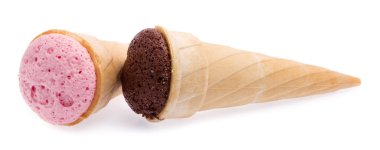 Beyaz arka planda izole edilmiş konide çikolatalı ve çilekli dondurma. 