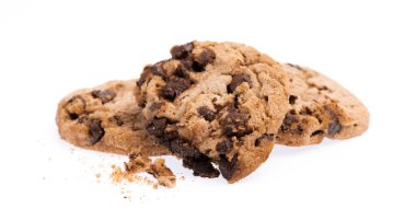 Beyaz arka planda izole edilmiş ev yapımı çikolatalı bisküviler.