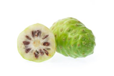 Dilimlenmiş Noni meyvesi beyaz arkaplanda izole.