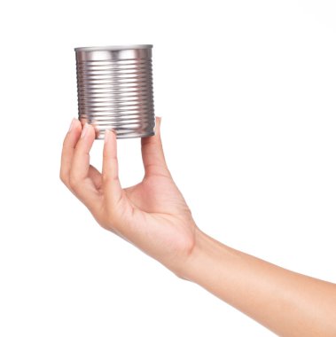 El ele tutuşan alüminyum, beyaz arka planda izole edilmiş konserve yiyecekler.