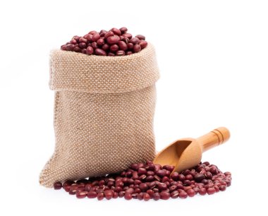 Beyaz arka planda izole edilmiş kırmızı fasulye çuvalı.