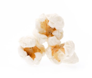 Beyaz arkaplanda izole edilmiş patlamış mısır yığını.