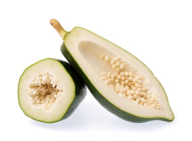Beyaz arkaplanda izole edilmiş bir papaya dilimi
