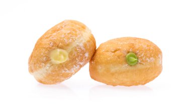 kremalı donutlar beyaz arkaplanda izole edildi