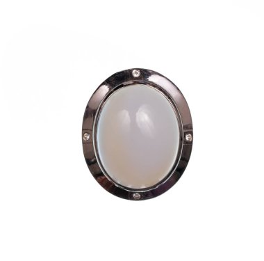 Beyaz arkaplanda izole edilmiş değerli taşlı kolye