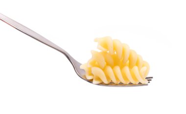 Çataldaki spagetti beyaz arkaplanda izole edilmiş.