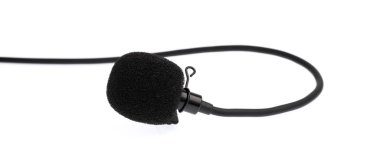 Mikrofon yaka veya yaka üzerinde izole beyaz arka plan