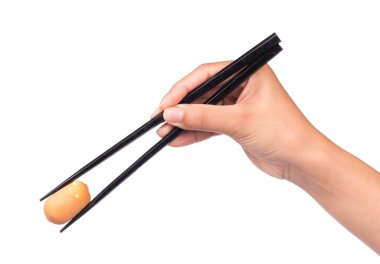 Beyaz arka planda izole edilmiş yemek çubuğuyla sosis.