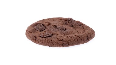 Beyaz arka planda izole edilmiş çikolata parçacıklı kurabiyeler.