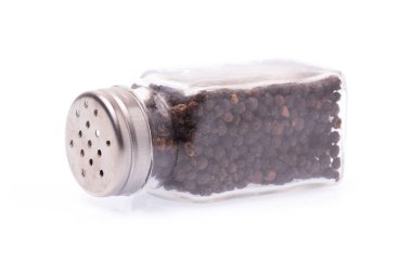 Beyaz arka planda izole edilmiş siyah biber şişesi.