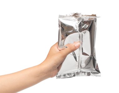 Beyaz arkaplanda el ele tutuşan plastik paketleme