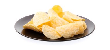 Beyaz arkaplanda izole edilmiş tabakta patates cipsi