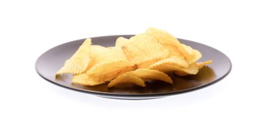 Beyaz arkaplanda izole edilmiş tabakta patates cipsi