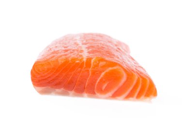 Beyaz arka plan üzerinde izole somon steak kırmızı balık