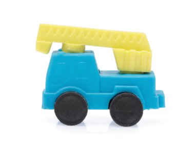 Kauçuk silgi mavi araba beyaz arkaplanda izole edildi