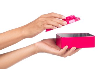 El ele tutuşan pembe hediye kutusu beyaz arka planda izole