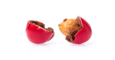 Beyaz arkaplanda izole edilmiş kırmızı çikolata şeker düğmeleri