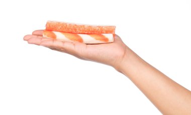 Beyaz arkaplanda el ele tutuşan yengeç çubuğu