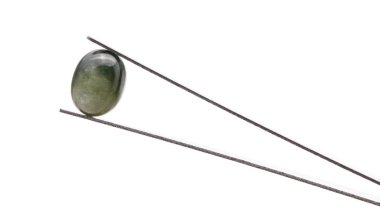 Zümrüt değerli taş beyaz arkaplanda izole edildi